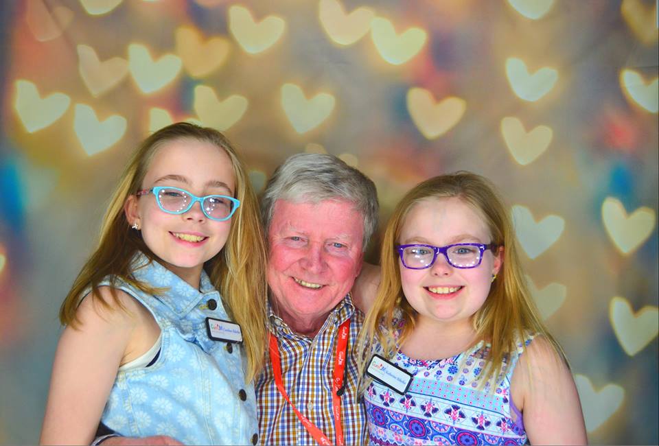 Cabina de fotos para el abuelo y sus dos nietas