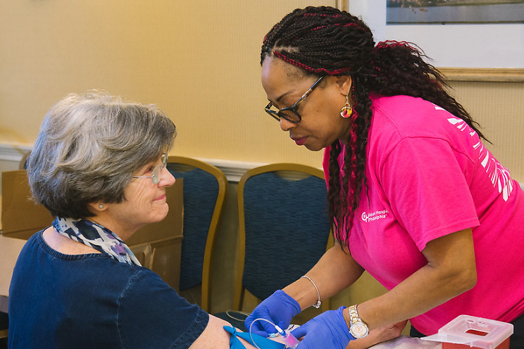 A woman get her blood drawn.