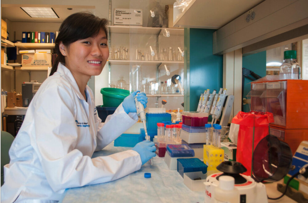 Un médico en un laboratorio investigando